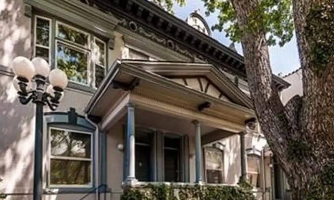 Capitol Hill House | Classic Row Home Patio, Porch & Garage. Walk to Downtown & Convention