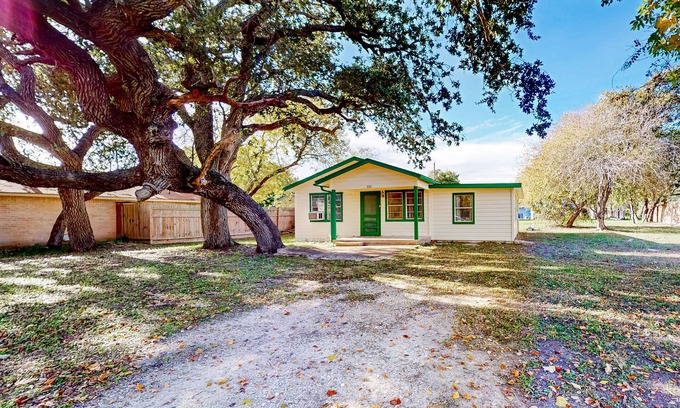 Aransas Pass House | Classic, single-level home with large yard & washer/dryer - a mile from the bay