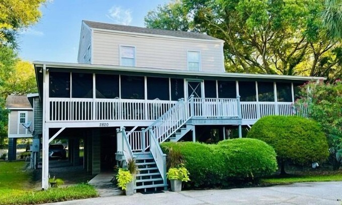Sullivan's Island House | Classic Style Sullivan's Island house - Very Charming! 2 blocks to beach/1 Month Minimum Only!