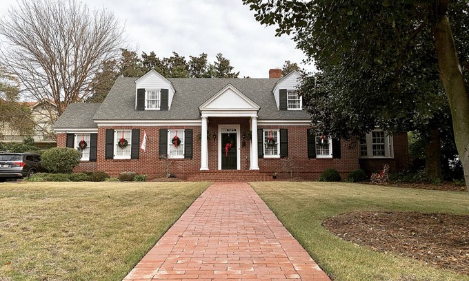 Summerville House | Classic Summerville Cottage for the Masters tournament