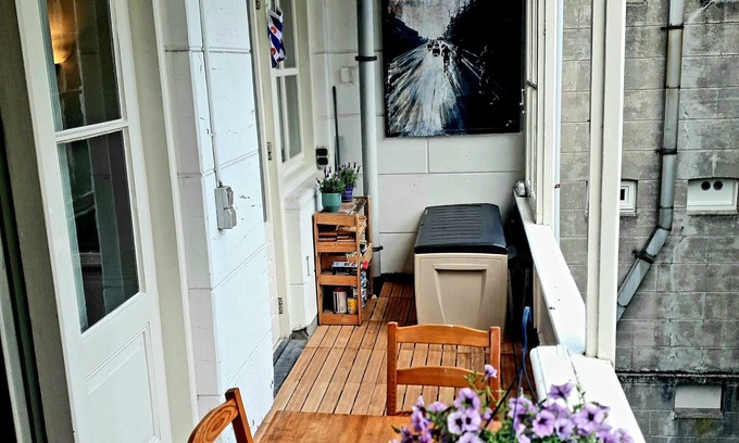 Delfshaven Apartment | Classic townhouse with nice canal views in centre