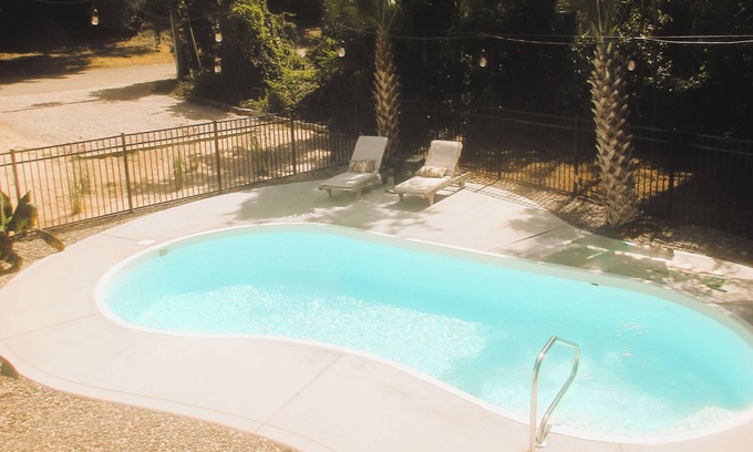 Emerald Isle Cottage | Classic Waterfront Cottage - Close to Beach - Pool