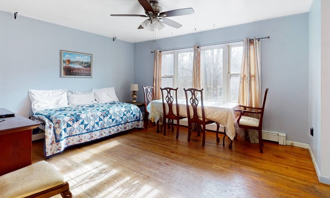 White Lake House | Classic White Lake hideaway with a large yard, washer/dryer, & full kitchen