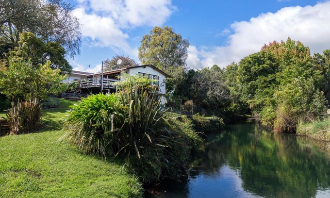 Ngongotaha House | Classical Lockwood house nearby the stream