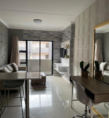Greater Johannesburg Metropolitan Area Apartment | Classy 2 bedroom in Halfway Gardens