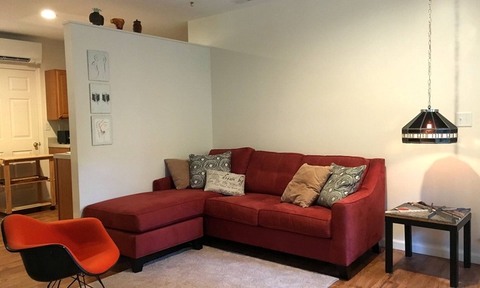 Marshall Apartment | Classy-artsy glass artist studio apartment
