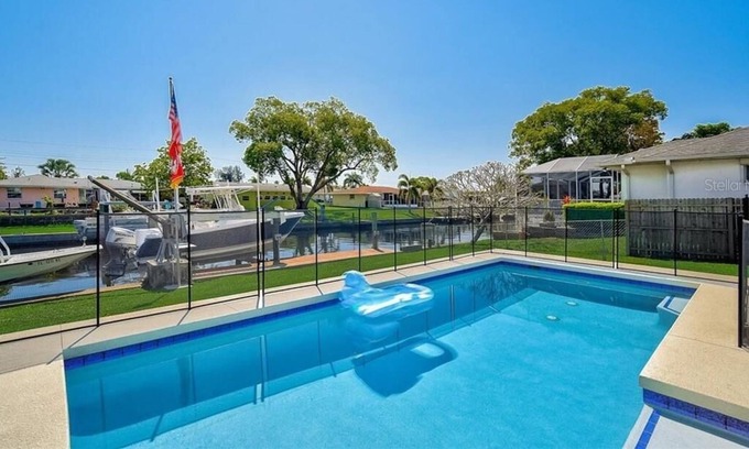 Fullers Earth House | Classy Cabana on the water, Private Heated Pool & Boat Lifts