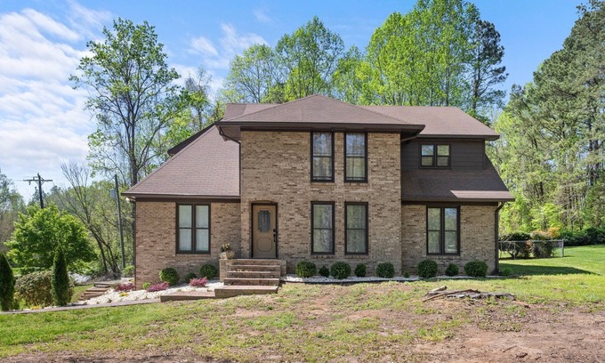 Sedgefield House | Classy Cozy Close to everything Spacious 4-bedroom house in marvelous Greensboro