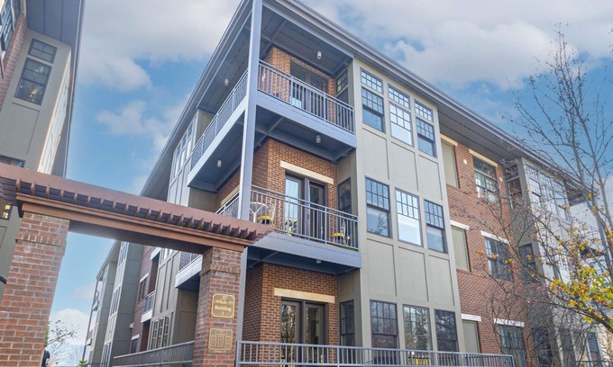 Saratoga Springs Condo | Classy Open Concept Condo!