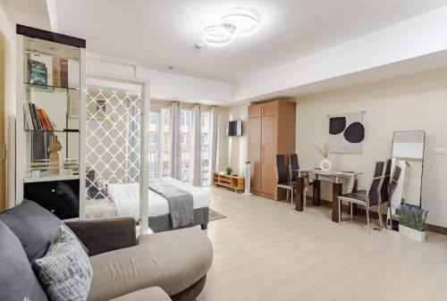 Pinagsama Apartment | Classy Venice Grand Studio Balcony Pet friendly, WiFi & Pool