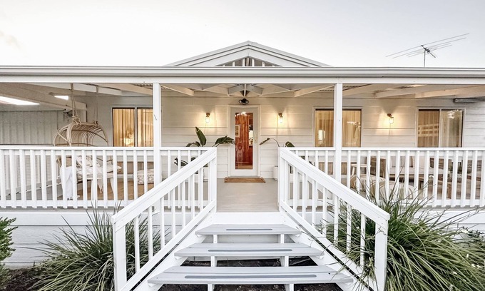 Alexandrina Cottage | Clayton Bay Cottage - Pet Friendly - 3 Bedrooms - 2 Bathrooms - Smart TV - WIFI