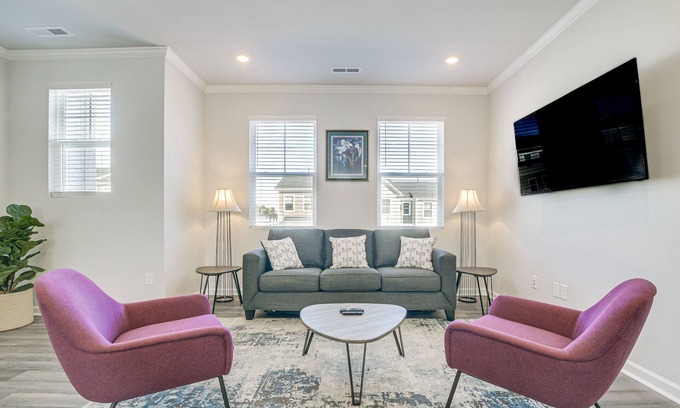 Kipling House | Clayton Townhome ~ 13 Mi to Downtown Raleigh!