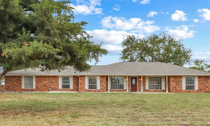 Parker House | Clean 4-bedroom Ranch on 2 Acres Near City