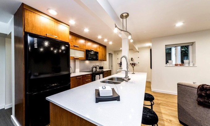 Grouse Woods House | Clean and Beautiful 2-bedroom suite close to Grouse Mountain