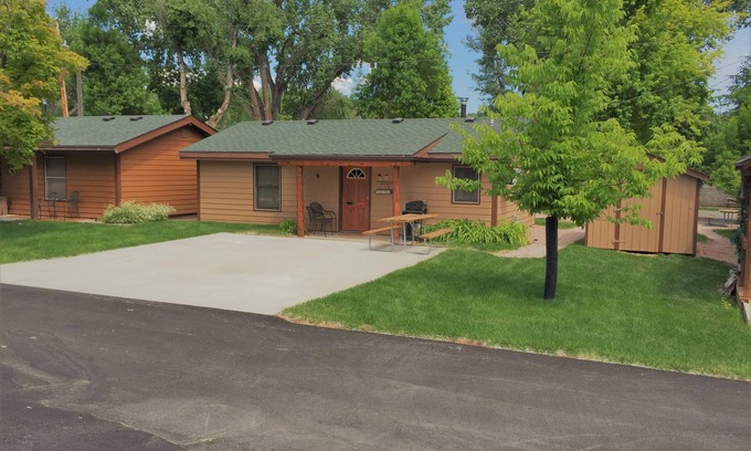 Rapid City Cottage | Clean and Comfortable Cottage Thirty Minutes from Mt Rushmore - In Rapid City On Canyon Lake Thirty Minutes from Mt Rushmore