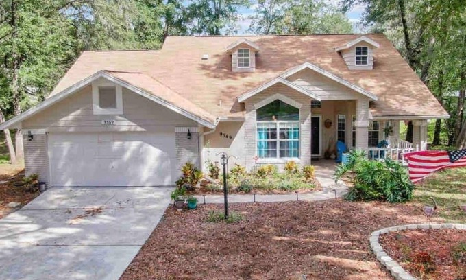 Dunnellon House | Clean and modern home, sparkling heated pool, near river