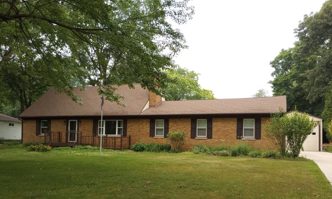 Akron House | Clean and spacious 3 bedroom home with charm & great vibes. Welcome to my home!
