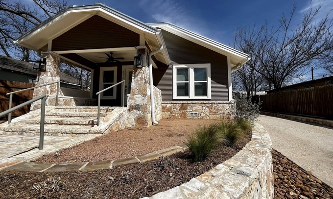 Kerrville Cottage | Clean & Bright Cottage in Hill Country with Private River Access