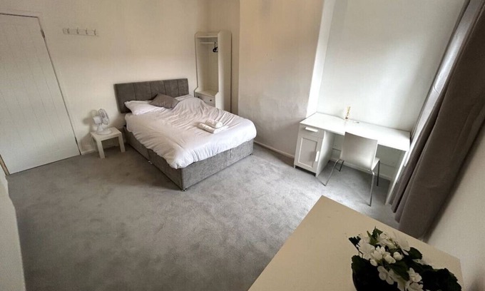Stoke-on-Trent House | Clean Budget Accommodation