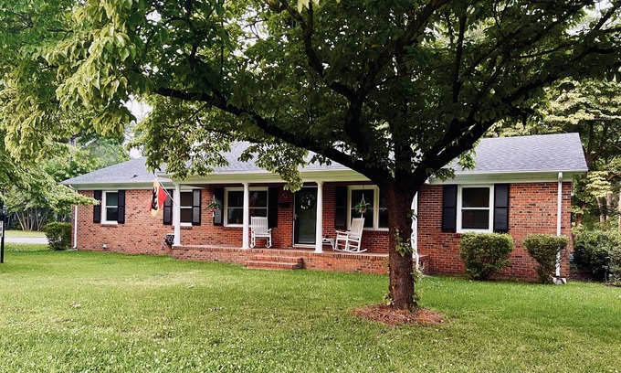New Bern House | Clean Comfortable Corner Home in Colonial Capital of New Bern