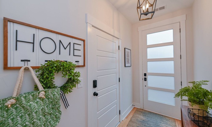Hampton-Pinckney Historic District House | Clean & Comfortable - Walk to Downtown Greenville - Premier Host - Free Parking