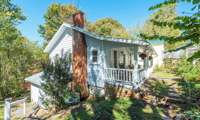 Mars Hill Cottage | Clean, Conveniently Located, and Pet-Friendly in Mars Hill