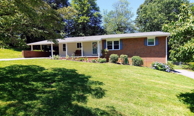 Johnson City House | Clean, Cozy, & Convenient SEASONAL SPECIAL