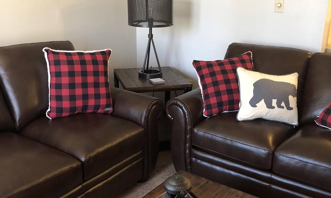 East Stroudsburg House | CLEAN & COZY NEWLY FURNISHED LODGE! ☃️/Spa/River/.4mi.toSKI
