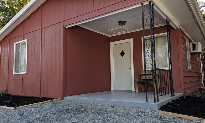 Cadiz Cabin | Clean, full kitchen, stand alone cabin