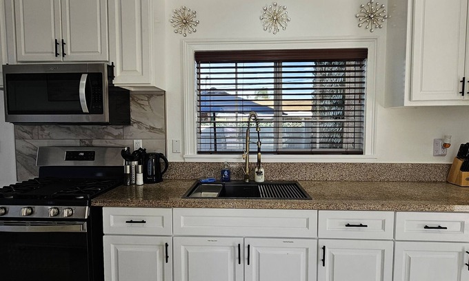 North Long Beach House | Clean, Gym, Great for Cruise Line & Convention Ctr. Lots of Parking.n