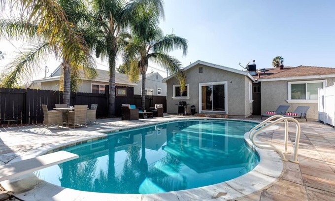 Reseda House | Clean Los Angeles Home with Pool, Air Conditioning, Fast Wifi Internet, Smart TV