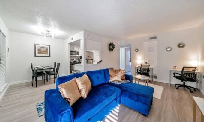 Hyde Park Apartment | Clean & modern close to Hospitals