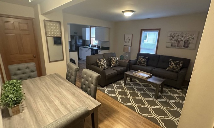 Libertyville Apartment | Clean Newly remodeled 2 bedroom apartment