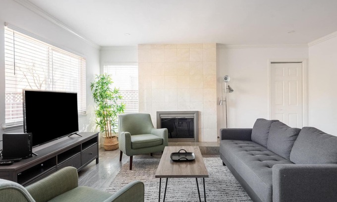 Downtown North House | Clean Palo Alto 3BR w/Backyard, nr Caltrain & Dining, by Blueground
