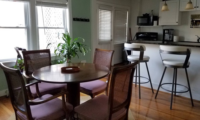Country Club Plaza Area Condo | Clean, Safe, & Ultimate Kansas City Location! Great for traveling nurse/couples