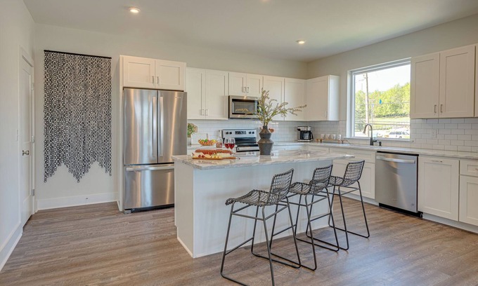 Whitebridge House | Clean Slate 5631- Sleeps 8