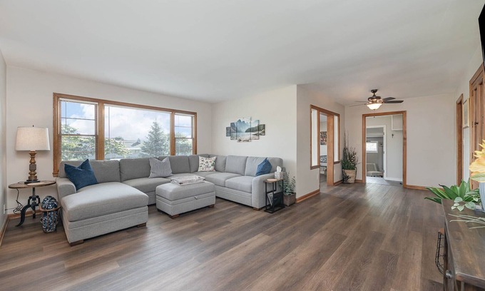 Oxford House | Clean & Spacious Cottage – Close to Campus!