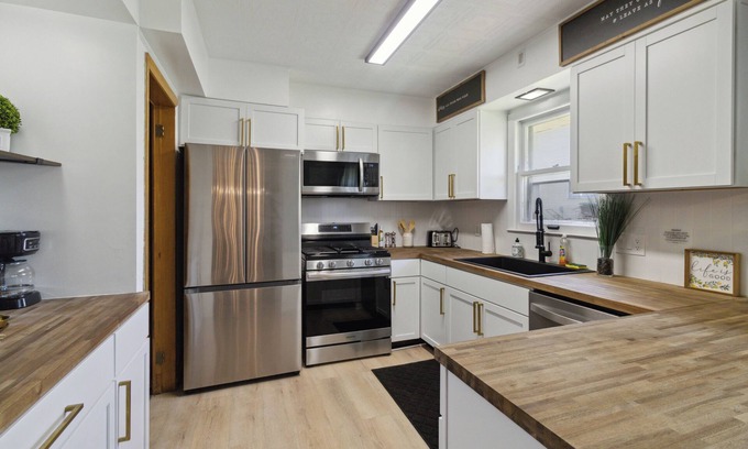 Joslyn Castle House | Clean Stylish Omaha Midtown Abode
