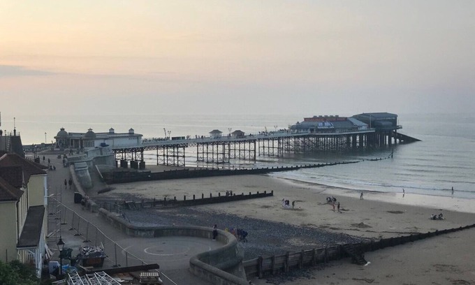 Cromer Ski Chalet | Clean, well equipped chalet within walking distance of Cromer's beautiful beach
