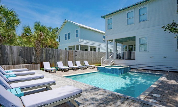 Crystal Beach House | Clear Sky by AvantStay | Sleeps 20 | 5 Minute Walk to the Beach + Private Pool