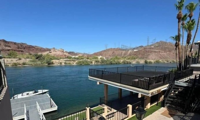 Parker Strip House | Cliff Hanger, River access with dock