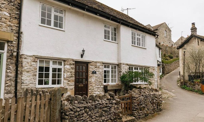 Castleton House | CLIFFE COTTAGE - Countryside Cottage in Castleton, Peak District National Park