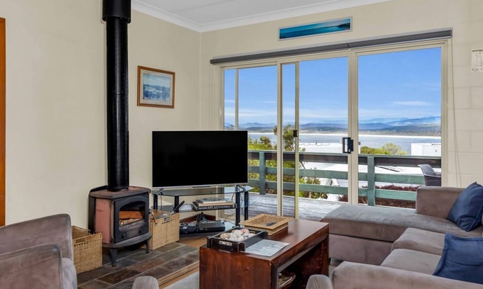Merimbula House | Cliffhanger - Pet Friendly!