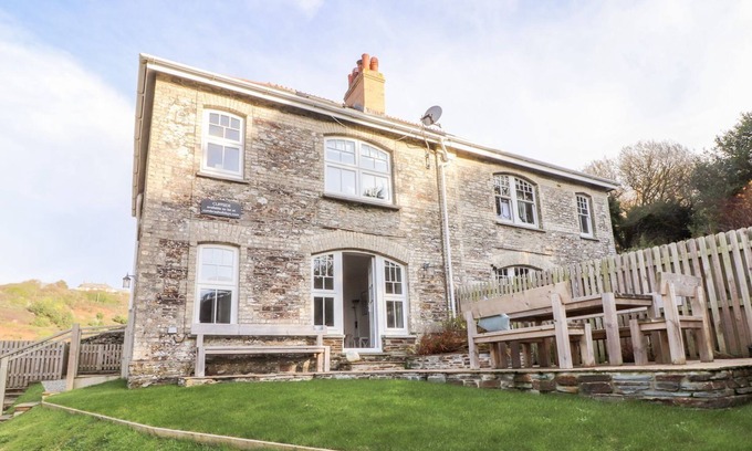 Trebarwith Strand Cottage | CLIFFSIDE, family friendly, character holiday cottage in Tintagel