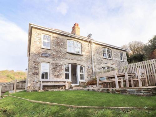 Trebarwith Strand House | Cliffside