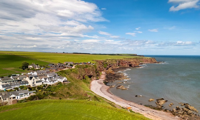 Auchmithie Apartment | Clifftop Cottage - A Seaside Sanctuary