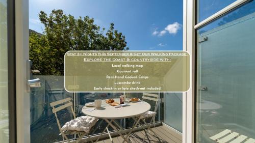Lynmouth Apartment | Clifftop Watch, River View and Balcony, 1 BR, Parking, Beach 10 min walk