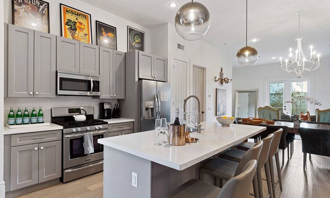 Faubourg Lafayette House | Clio Street Masterpiece- 3BR Ideal location-Professionally designed