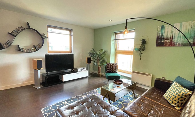 Sheffield Apartment | Clock Tower Apt with Terrace & Parking