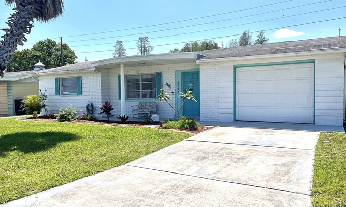 Holiday House | Close 2 beach-Leaning Palm Tree" 55 4KRoku-Floridian colors-King-Queen-2 single